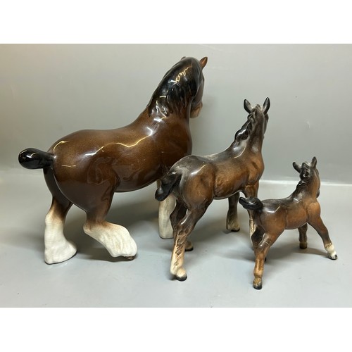 395 - BESWICK GLOSS HORSES AND FOALS A/F