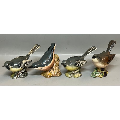 397 - TEN BESWICK GLOSS BIRD FIGURE GROUPS, STONE CHAT, WAGTAIL, WREN, AND OTHERS