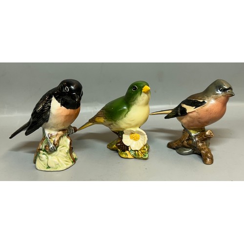 397 - TEN BESWICK GLOSS BIRD FIGURE GROUPS, STONE CHAT, WAGTAIL, WREN, AND OTHERS