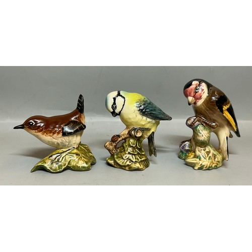 397 - TEN BESWICK GLOSS BIRD FIGURE GROUPS, STONE CHAT, WAGTAIL, WREN, AND OTHERS