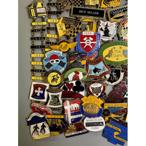 418 - GOOD SELECTION ON ENAMEL LAPEL AND PIN BADGES SPEEDWAY RELATED INCLUDING COV BEES AND WORLD CHAMPION... 