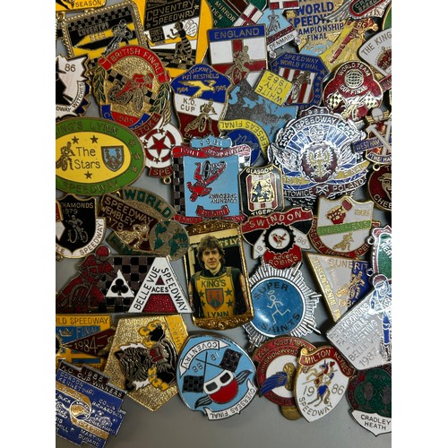 418 - GOOD SELECTION ON ENAMEL LAPEL AND PIN BADGES SPEEDWAY RELATED INCLUDING COV BEES AND WORLD CHAMPION... 