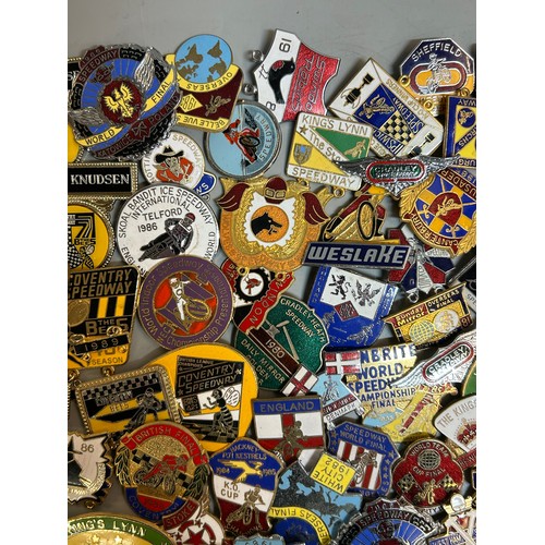 418 - GOOD SELECTION ON ENAMEL LAPEL AND PIN BADGES SPEEDWAY RELATED INCLUDING COV BEES AND WORLD CHAMPION... 