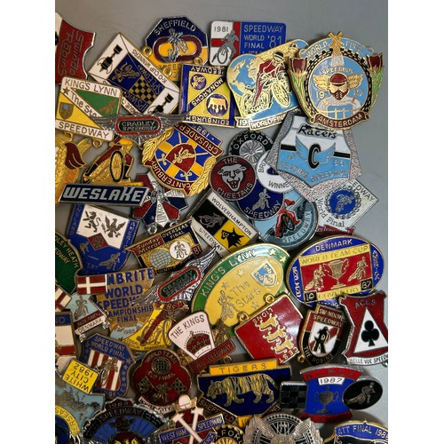 418 - GOOD SELECTION ON ENAMEL LAPEL AND PIN BADGES SPEEDWAY RELATED INCLUDING COV BEES AND WORLD CHAMPION... 