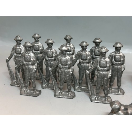 586 - SELECTION OF LEAD TOMMY WWII SOLDIERS