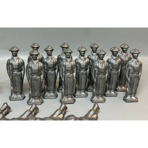 586 - SELECTION OF LEAD TOMMY WWII SOLDIERS