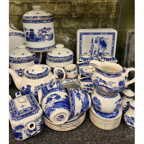 RINGTONS BLUE AND WHITE WILLOW PATTERN TEA AND DINNER WARES