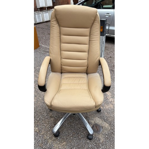 99 - CREAM EXECUTIVE STYLE LEATHER OFFICE SWIVEL ARMCHAIR