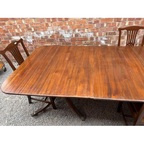 20 - REGENCY STYLE MAHOGANY EXTENDING DINING TABLE WITH TWO LEAVES AND FOUR GEORGIAN DESIGN CHAIRS