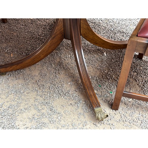 20 - REGENCY STYLE MAHOGANY EXTENDING DINING TABLE WITH TWO LEAVES AND FOUR GEORGIAN DESIGN CHAIRS