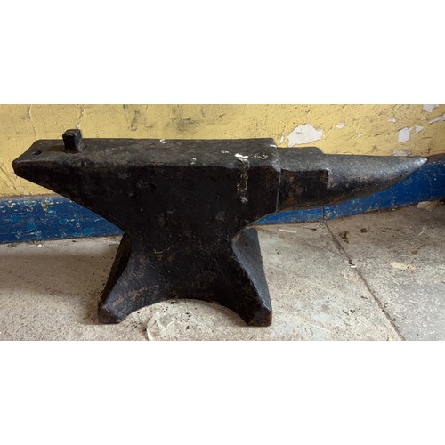 189 - LARGE BLACKSMITHS ANVIL