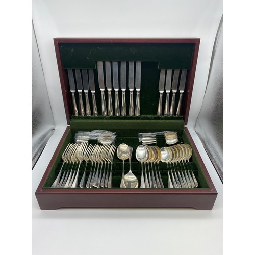 588 - CANTEEN BOX OF ROBERTS & BELK SILVER RAT TAIL FLATWARE (70 OZ APPROX EXCLUDING KNIVES)