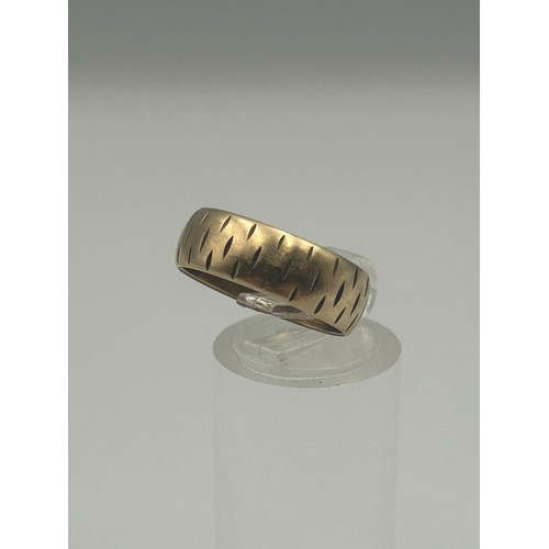 738 - 9CT GOLD ENGRAVED WEDDING BAND SIZE M/N, 3.6 GRAMS APPROX.
