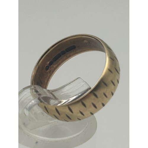 738 - 9CT GOLD ENGRAVED WEDDING BAND SIZE M/N, 3.6 GRAMS APPROX.