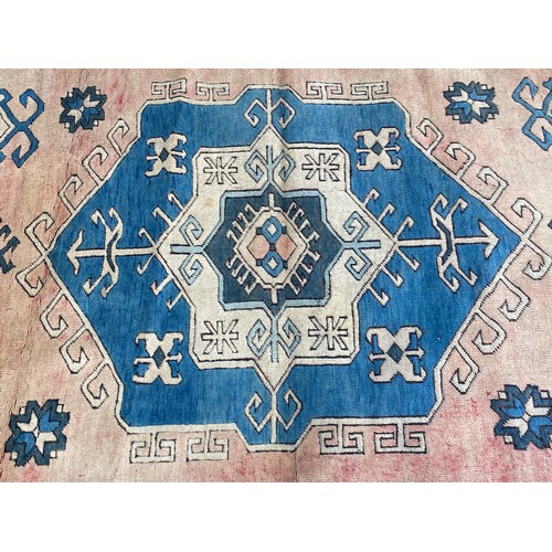 4 - EARLY 20TH CENTURY CAUCASIAN GEOMETRIC PATTERNED FRENCH CARPET (160CM X 250CM)