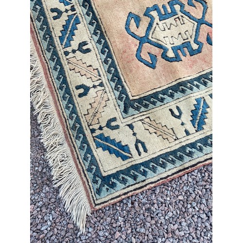 4 - EARLY 20TH CENTURY CAUCASIAN GEOMETRIC PATTERNED FRENCH CARPET (160CM X 250CM)