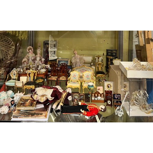 425 - SELECTION OF GOOD QUALITY DOLLS HOUSE FURNITURE INCLUDING ANTIQUE STYLE LOUIS XV CHAIRS AND SMALL DO... 