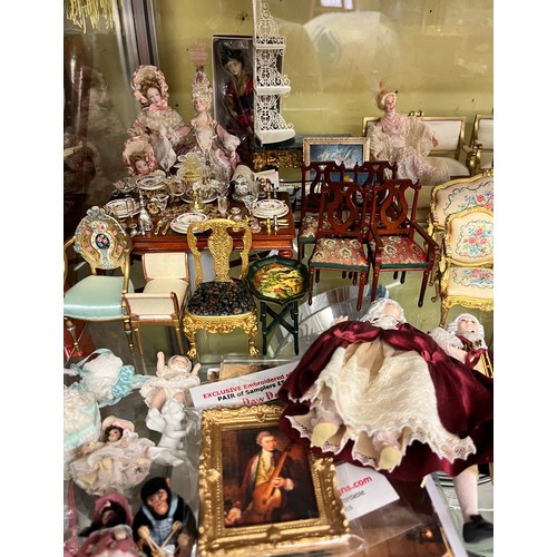 425 - SELECTION OF GOOD QUALITY DOLLS HOUSE FURNITURE INCLUDING ANTIQUE STYLE LOUIS XV CHAIRS AND SMALL DO... 