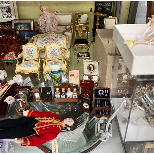 425 - SELECTION OF GOOD QUALITY DOLLS HOUSE FURNITURE INCLUDING ANTIQUE STYLE LOUIS XV CHAIRS AND SMALL DO... 
