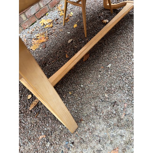 100A - ERCOL 513 BLONDE ELM RECTANGULAR DINING TABLE AND SIX HOOP BACK CHAIRS.