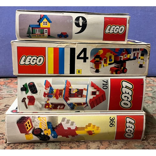 SELECTION OF VINTAGE LEGO CONSTRUCTION KITS