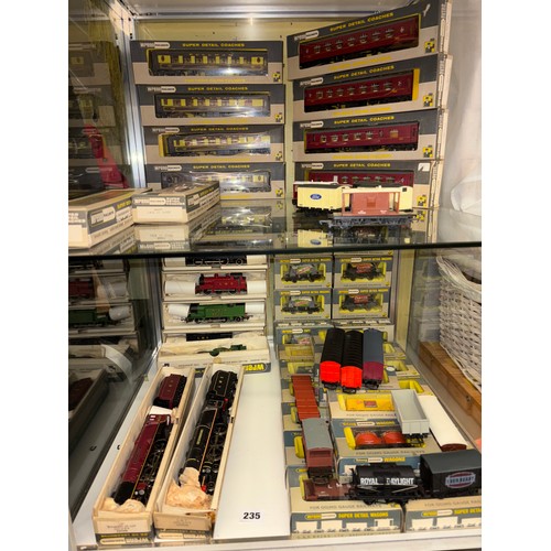 235 - QUANTITY OF WRENN 00/H0 GAUGE MODEAL TRAIN LOCOMOTIVES, BOXED WAGONS AND COACHES