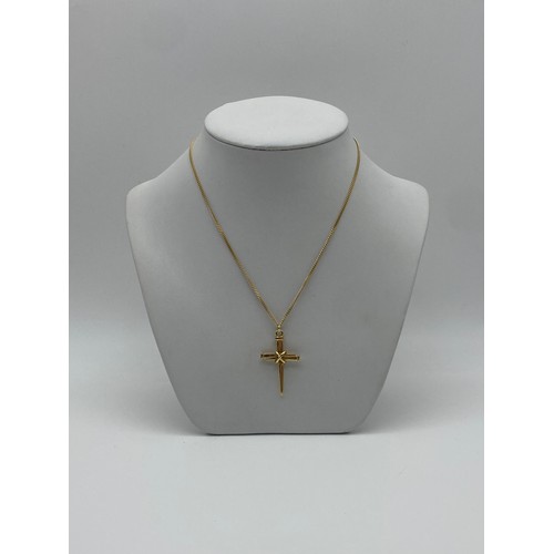 587 - STAMPED 750 (18CT) GOLD CROSS OF NAILS PENDANT ON 18CT GOLD CHAIN 10G