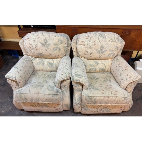 28 - G PLAN OATMEAL FLORAL FABRIC SOFA SUITE