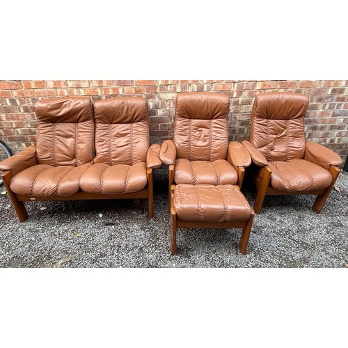 102 - EKORNES NO.625 BROWN WOODEN SHOW FRAME SOFA SUITE WITH STORAGE STOOL
