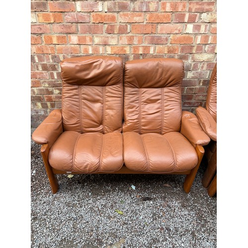 102 - EKORNES NO.625 BROWN WOODEN SHOW FRAME SOFA SUITE WITH STORAGE STOOL