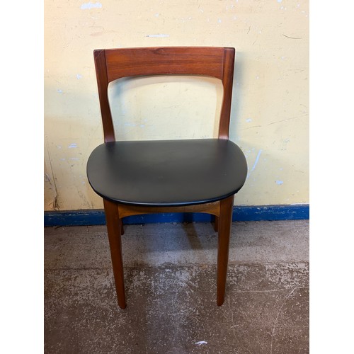 7 - NATHAN TEAK CIRCULAR EXTENDING DINING TABLE WITH FOUR LEATHER UPHOLSTERED CHAIRS