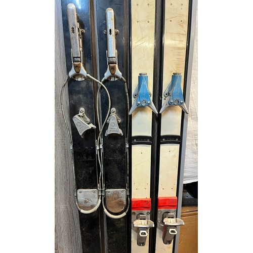 31 - PAIR OF VINTAGE HEAD STANDARD AND KNEISSI SKIS