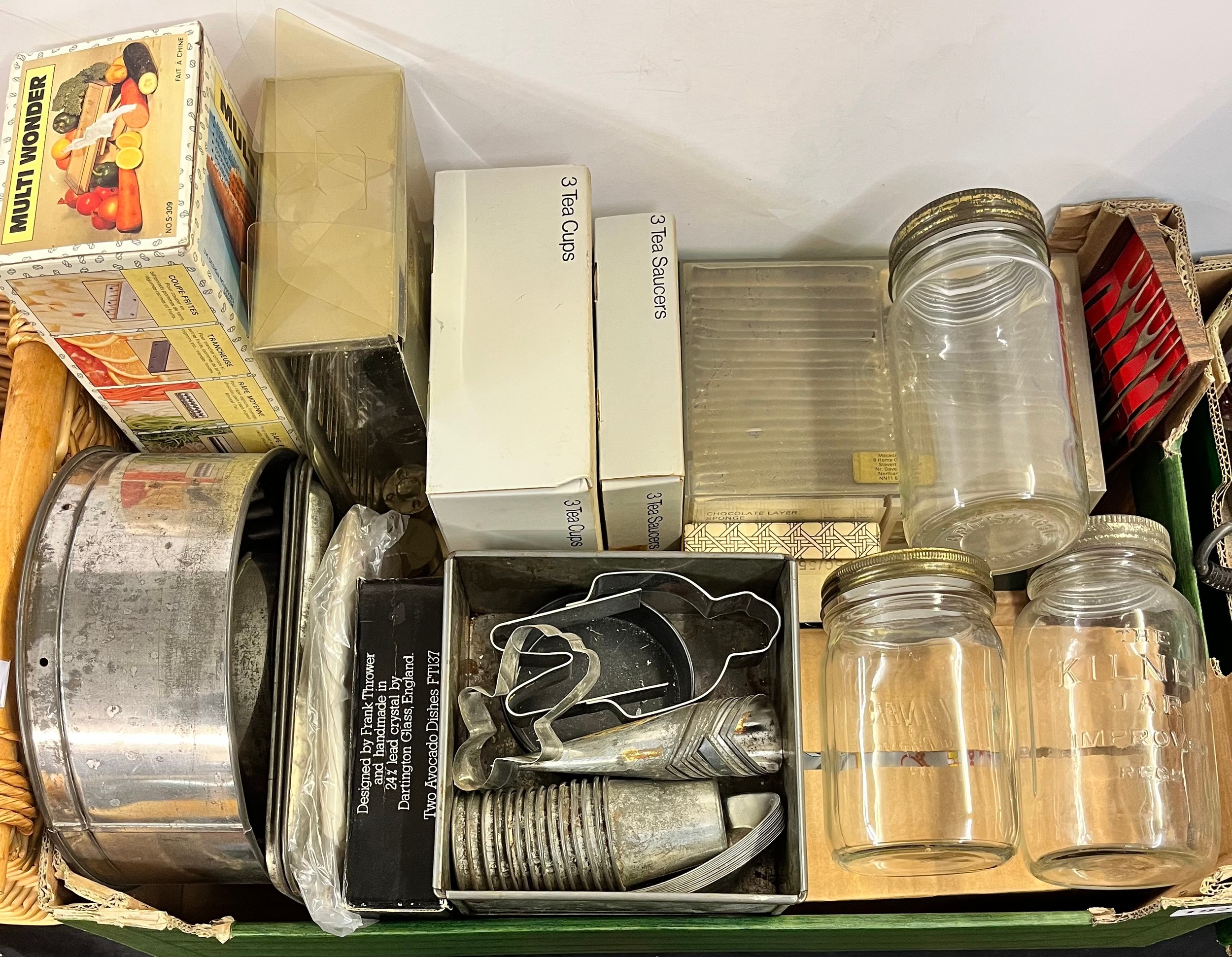 CARTON CONTAINING VINTAGE KITCHEN ITEMS INCLUDING RIDDLE, COOKIE ...