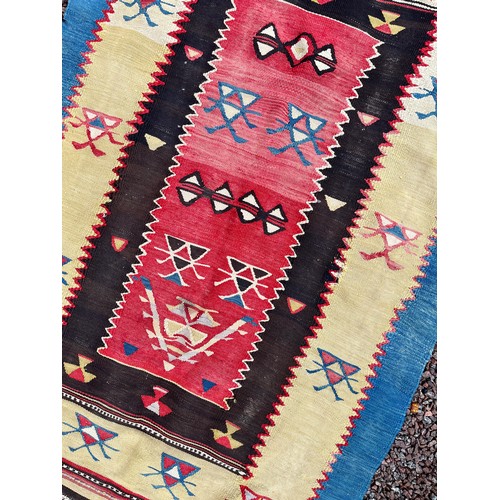 58 - 20TH CENTURY GEOMETRIC PATTERNED FRINGED RUG