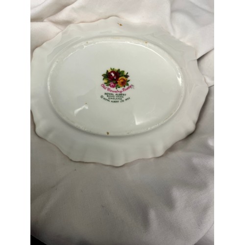 251 - ROYAL ALBERT OLD COUNTRY ROSES DINNER SERVICE INCLUDING TUREENS, SAUCE BOATS AND GRADUATED PLATTERS