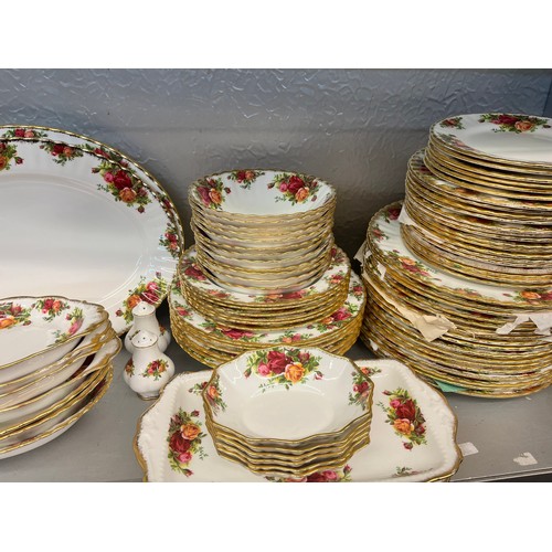 251 - ROYAL ALBERT OLD COUNTRY ROSES DINNER SERVICE INCLUDING TUREENS, SAUCE BOATS AND GRADUATED PLATTERS