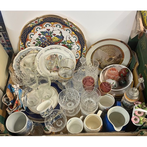 394 - CARTON CONTAINING CUT AND COLOURED GLASS, ROYAL COMMEMORATIVE MUGS, STIEN, ARMORAL PLATES