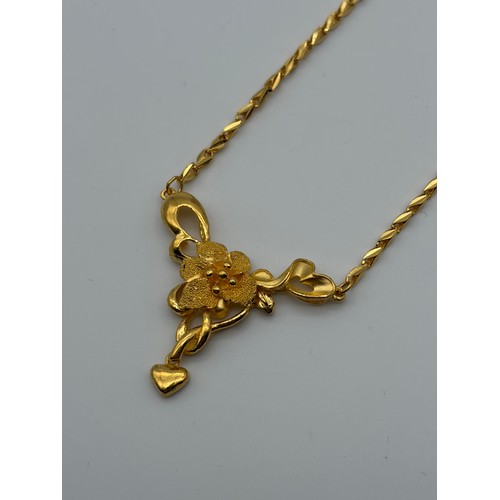 535 - CHINESE YELLOW METAL CHAIN NECKLACE WITH FLORAL HEART DROPPER 14G APPROX.