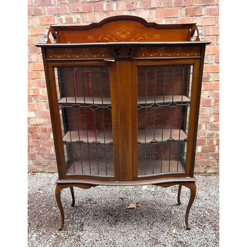 109 - EDWARDIAN MAHOGANY CHEQUER STRUNG AND PAINTED SERPENTINE LEADED GLAZED GALLERY BACK CABINET (A/F TO ... 