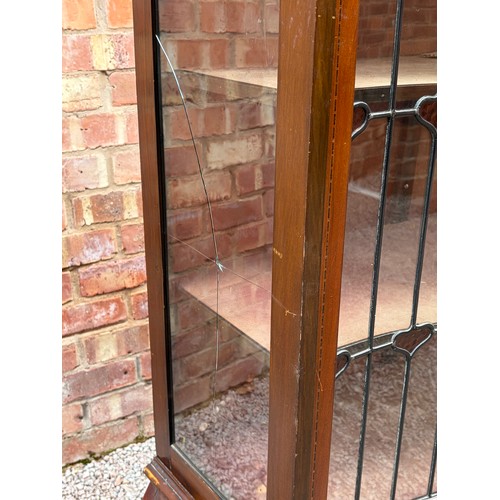 109 - EDWARDIAN MAHOGANY CHEQUER STRUNG AND PAINTED SERPENTINE LEADED GLAZED GALLERY BACK CABINET (A/F TO ... 