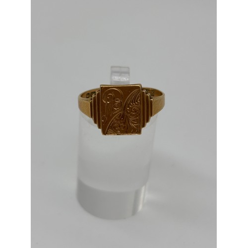477 - 18CT GOLD SIGNET RING WITH ENGRAVED SQUARE TABLET 3.7G