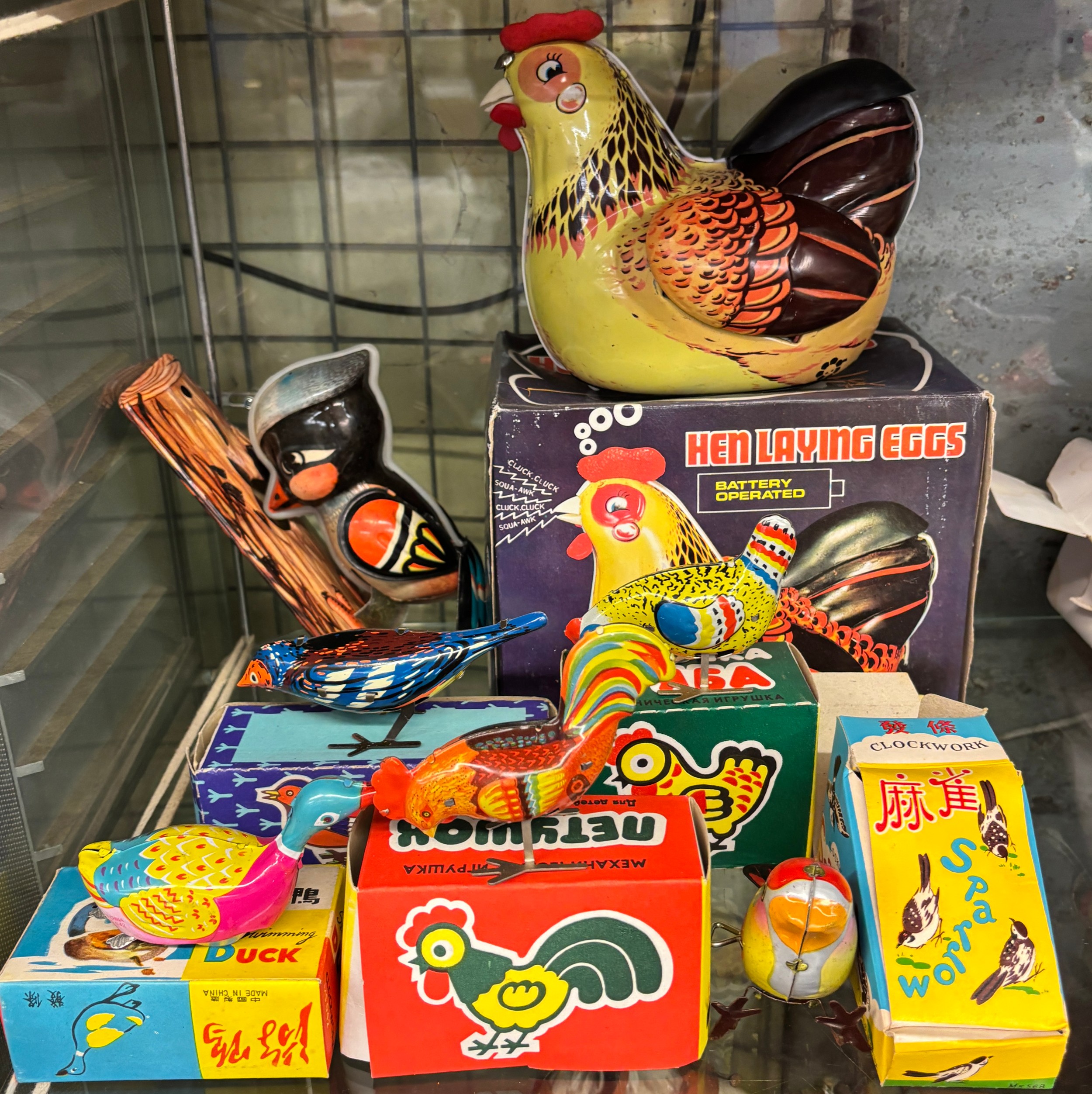 GROUP OF CLOCKWORK BIRD AND HEN LAYING TOYS