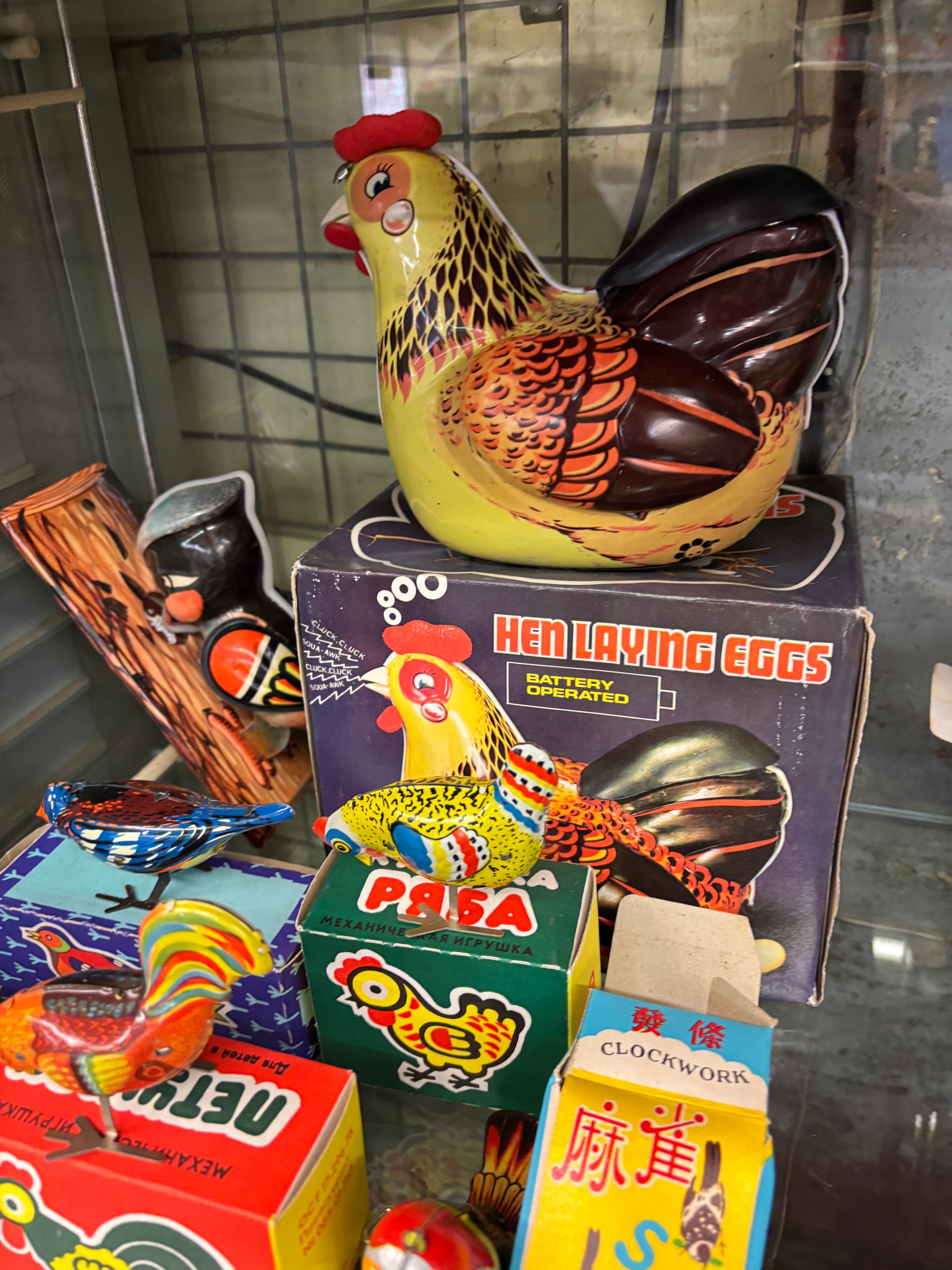 GROUP OF CLOCKWORK BIRD AND HEN LAYING TOYS