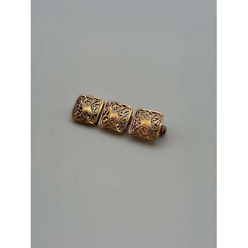 602 - UNMARKED YELLOW METAL TRIPLE TILE FILIGREE BAR BROOCH 6.2G APPROX