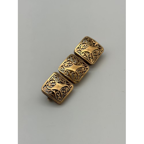 602 - UNMARKED YELLOW METAL TRIPLE TILE FILIGREE BAR BROOCH 6.2G APPROX