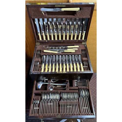 611 - OAK CASED TWO DRAWER QUALITY EPNS ARTHUR PRICE CANTEEN OF CULERY