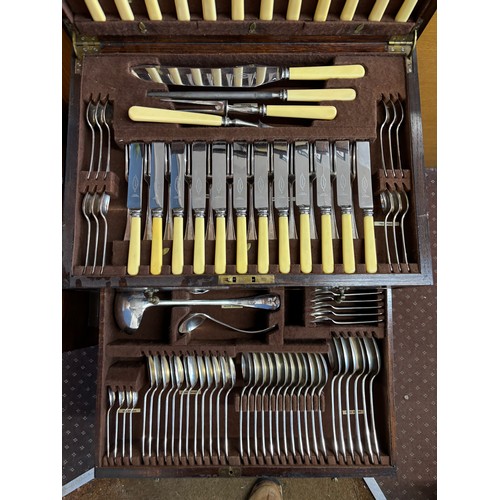 611 - OAK CASED TWO DRAWER QUALITY EPNS ARTHUR PRICE CANTEEN OF CULERY