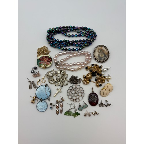 609 - BAG OF COSTUME JEWELLERY INC. SILVER BRUTALIST PENDANT, BEADS, CLOISONNÉ NECKLACE AND EARRINGS