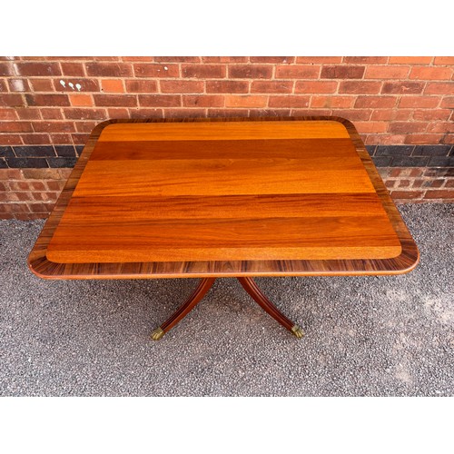 12 - REGENCY STYLE CROSS BANDED SINGLE PEDESTAL BREAKFAST TABLE