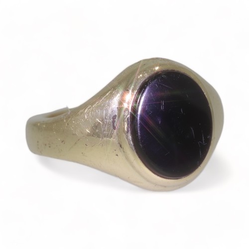 16 - 9ct Gold Signet Ring 
The onyx measures approx. 11.5 x 9.5mm
Weighing overall approx. 11.72 Grams 
F... 